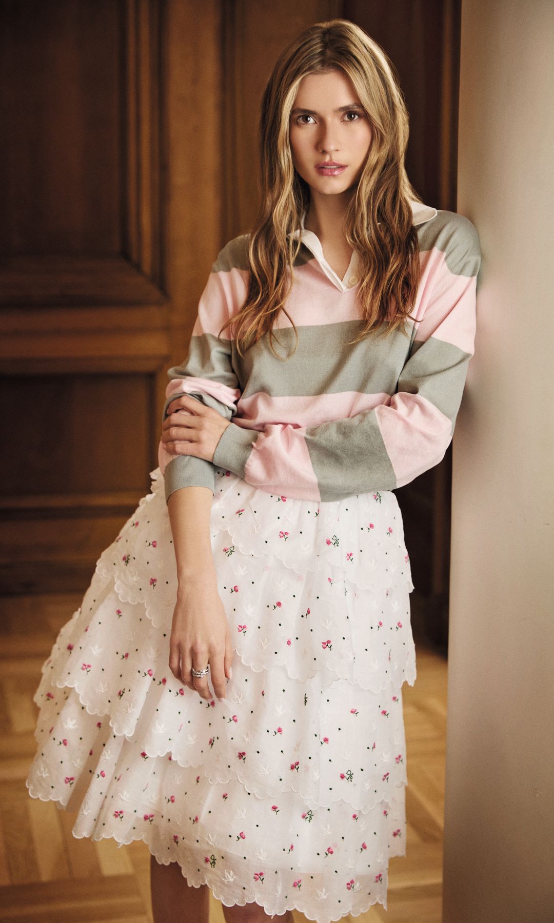 MIX & MATCH
Junto a estas líneas, nuestra protagonista posa con polo de rayas y falda de tul con detalles florales de Dior y anillo Serpenti Viper, de Bvlgari.