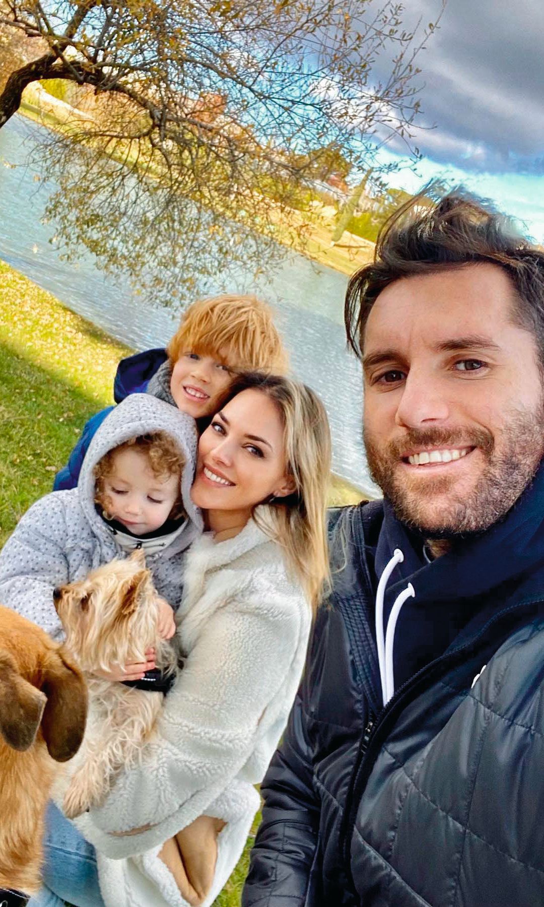 Helen Lindes y Rudy Fernández con sus dos hijos mayores, antes del nacimiento de la pequeña Anais. 