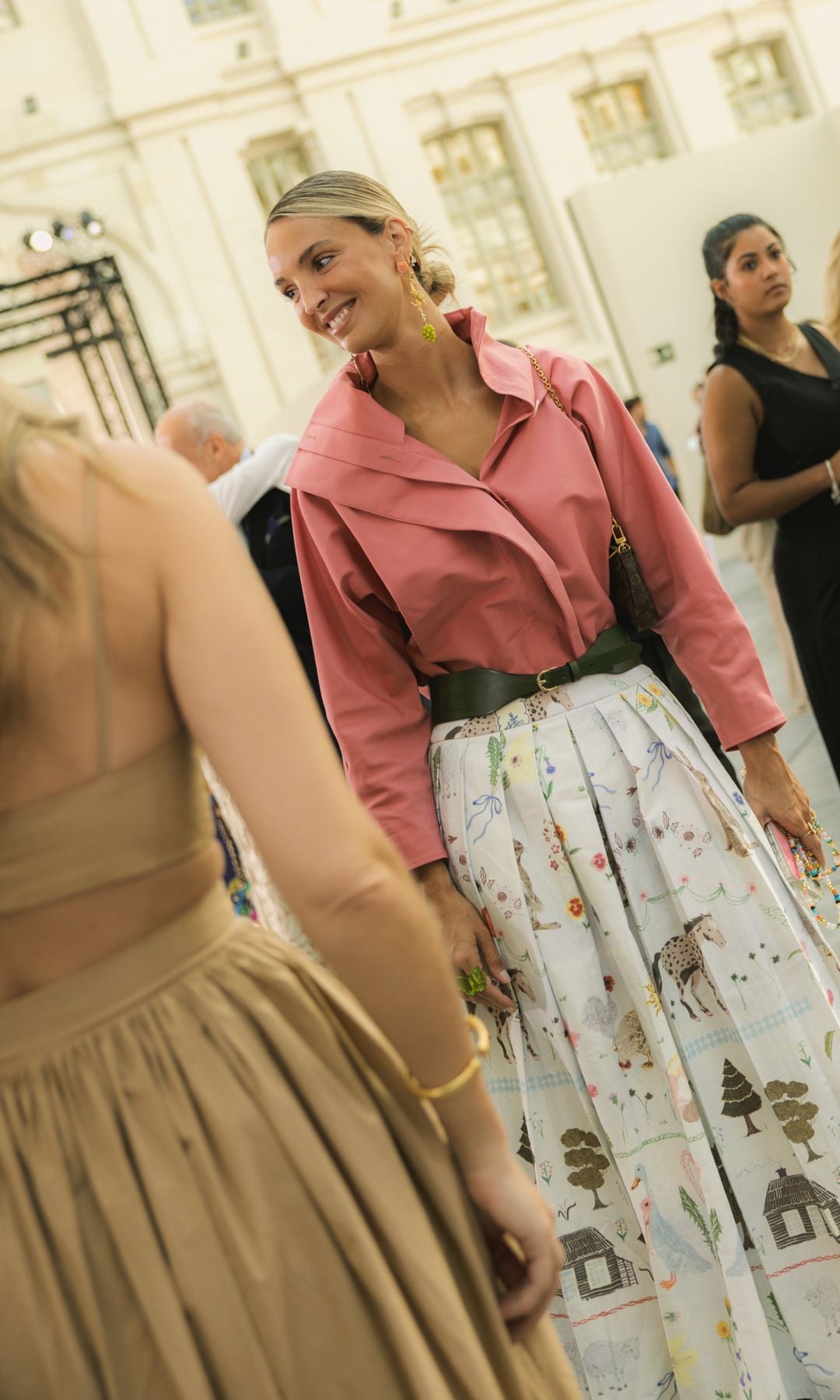 Cómo elevar tus looks de otoño con un cinturón, según las invitadas a los desfiles de Madrid
