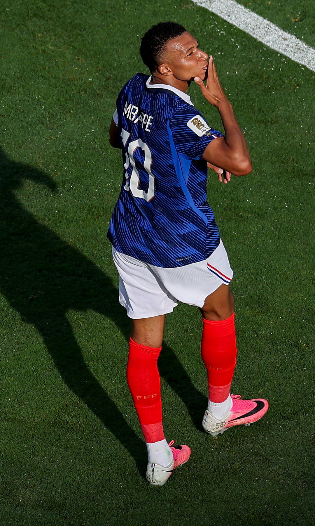 Tras marcar uno de sus goles, Mbappé lanzó un beso al aire, un gesto que muchos relacionaron con Ester Expósito, que seguía el partido desde el palco