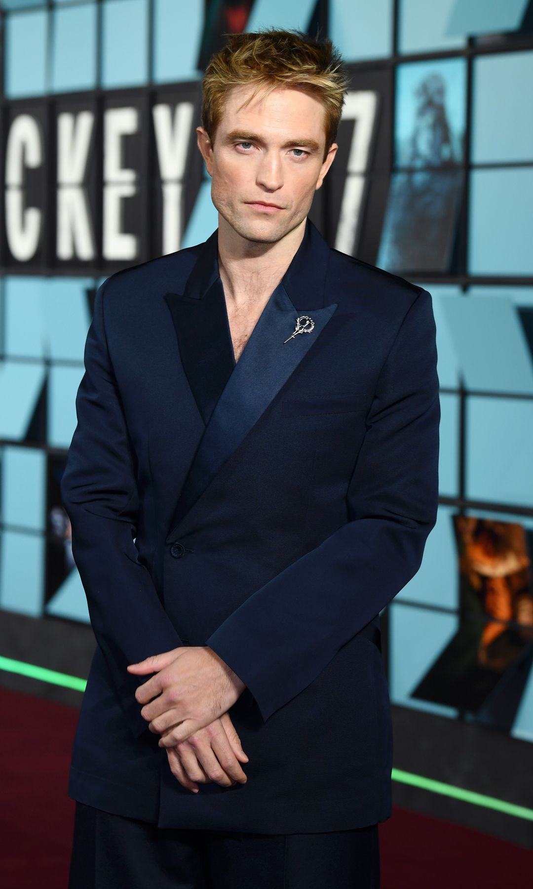 Pattinson presume su nueva melena con destellos rubios