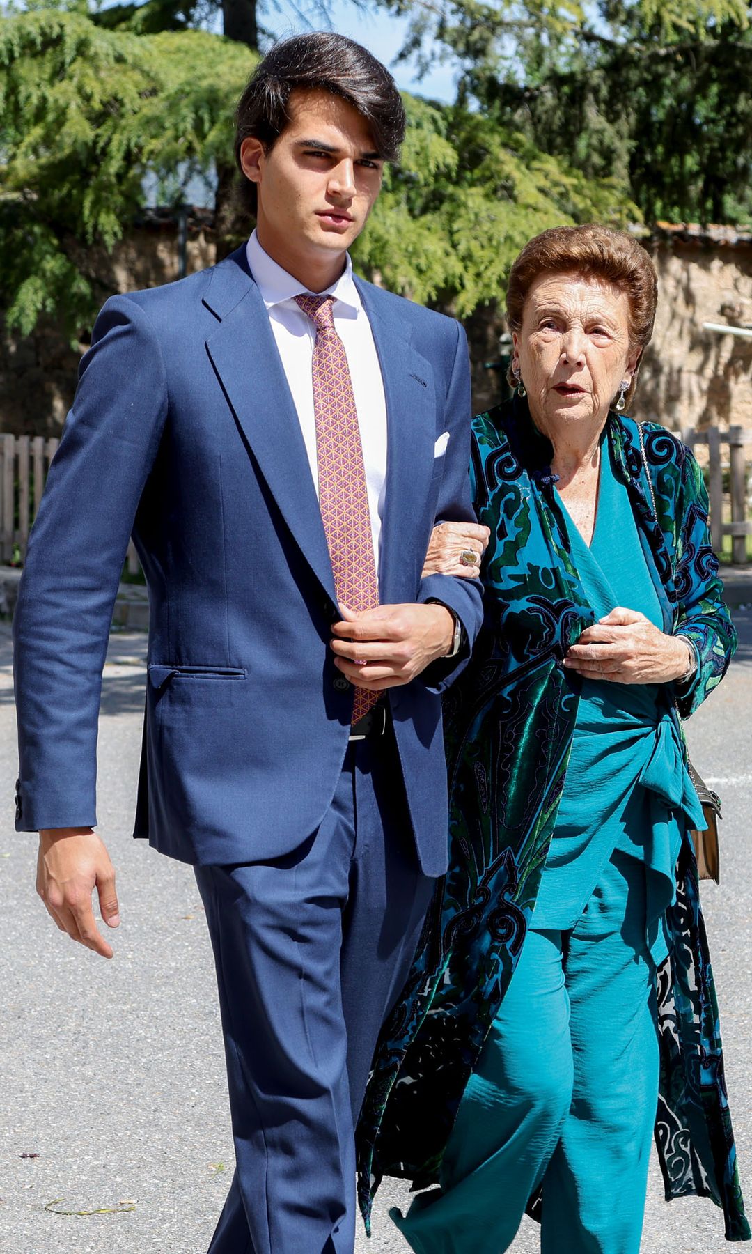 Felipe Barroso junto a su abuela Aurora Perales de Lara cogidos mientras pasan a la celebración