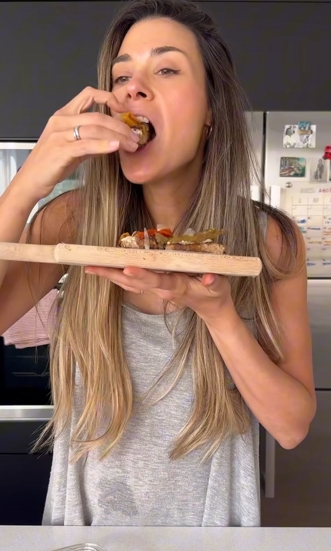 Delicious Martha probando la tosta de escalivada
