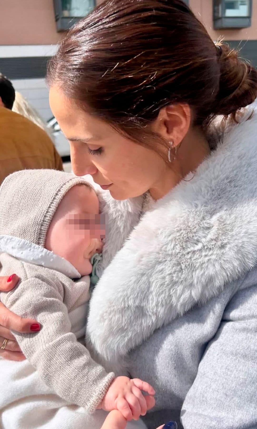 La orgullosa mamá, con su niño