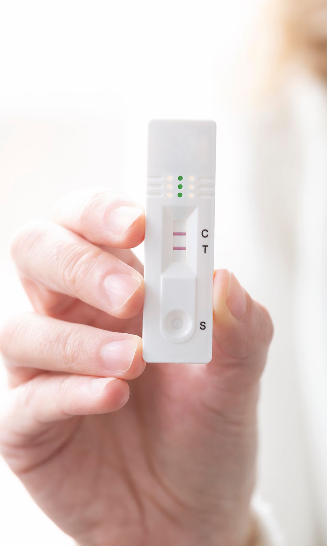 Mujer mostrando un test positivo