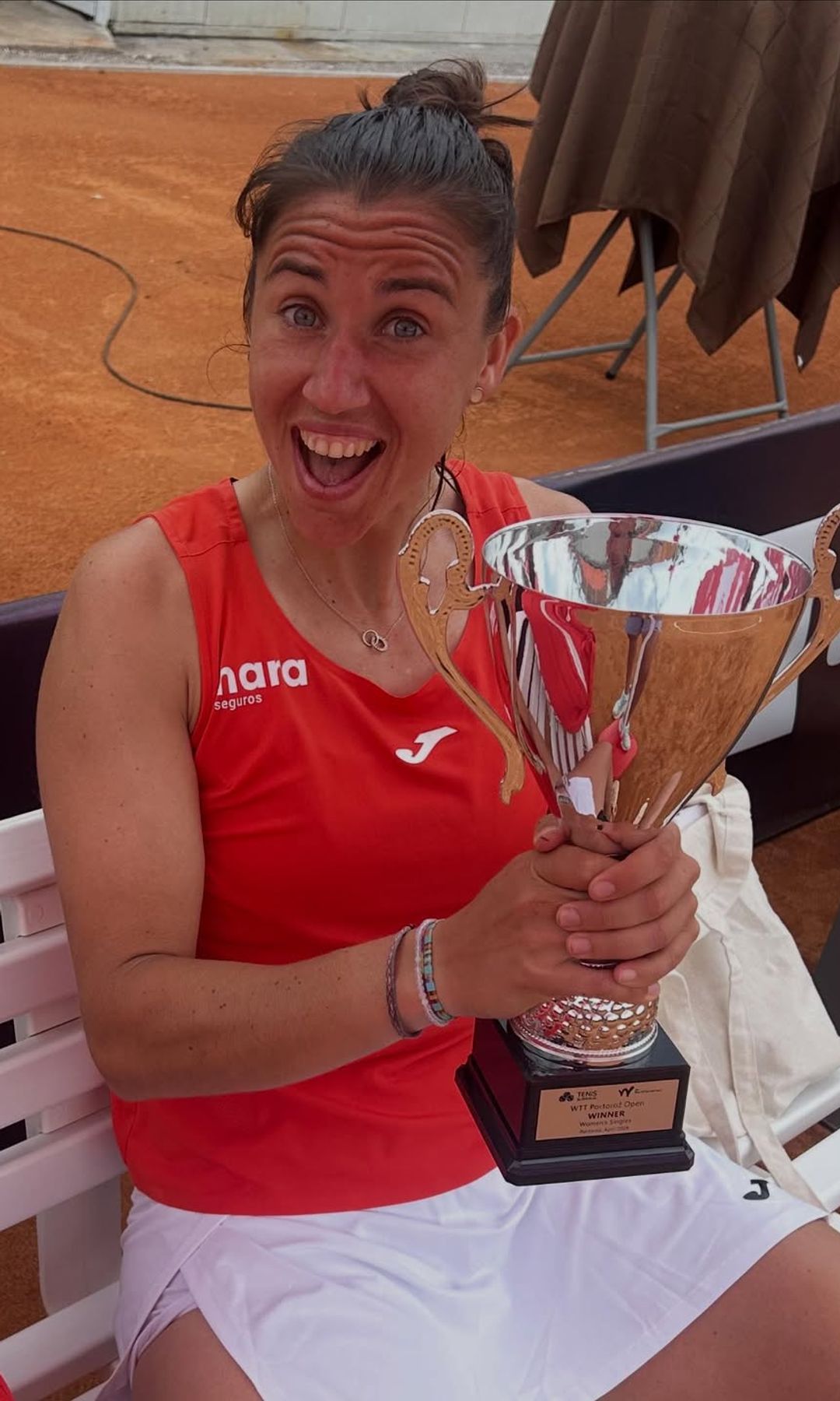 Sara Sorribes sonriendo levantando una copa 