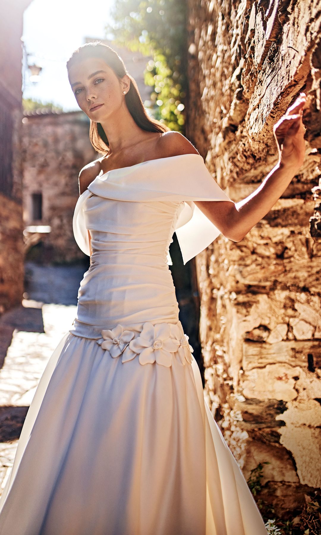 Alma flapper: El modelo Rayma, un vestido de novia confeccionado en sarga, con talle bajo adornado con flores y falda con volumen, supone un sutil guiño a las siluetas de los años 20