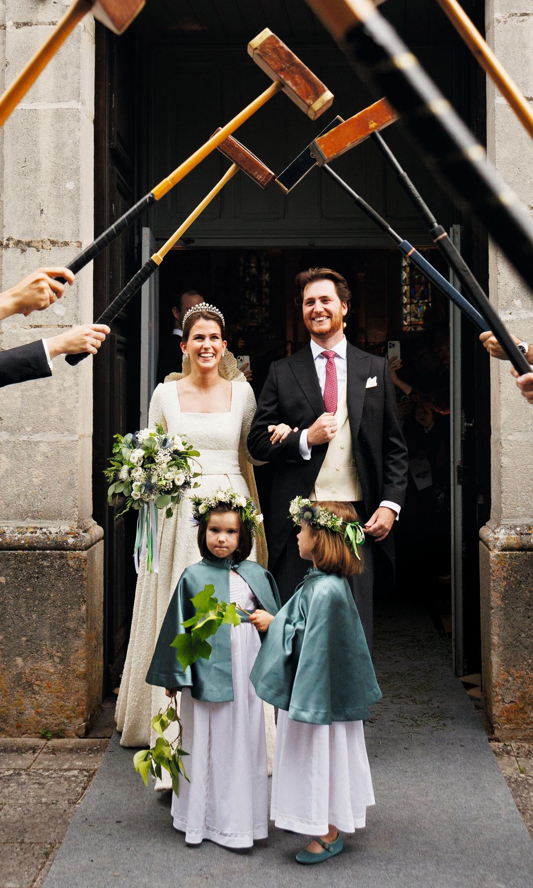 Nicolás y Clara, saliendo de la iglesia, donde les esperaba un “pasillo” de mazos de croquet. 