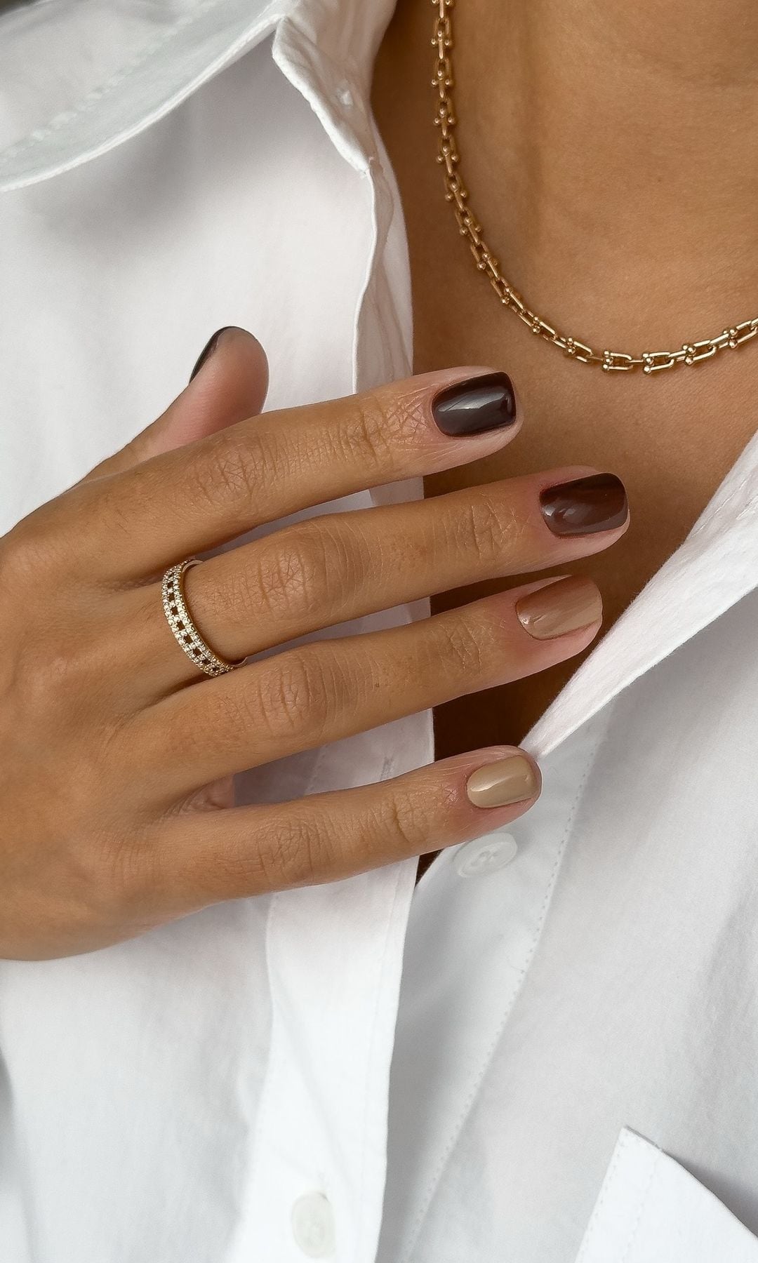 Manicura en tonos marrones
