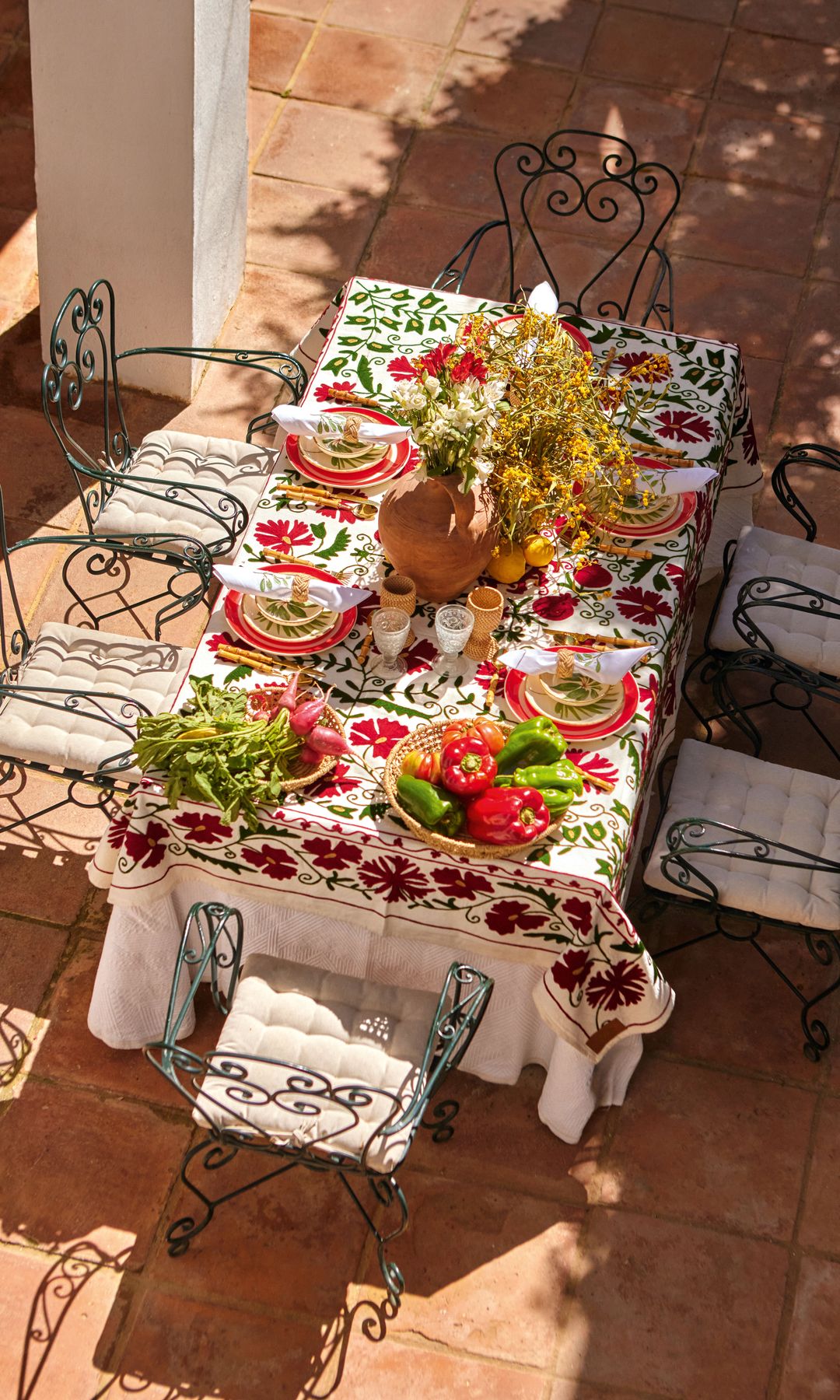 ¡A LA MESA!
Vista general de la  mesa vestida por The IQ Home Collection para recibir a amigos y familia en El Rocío (Huelva). La casa familiar de los Astolfi siempre está abierta a nuevos invitados.