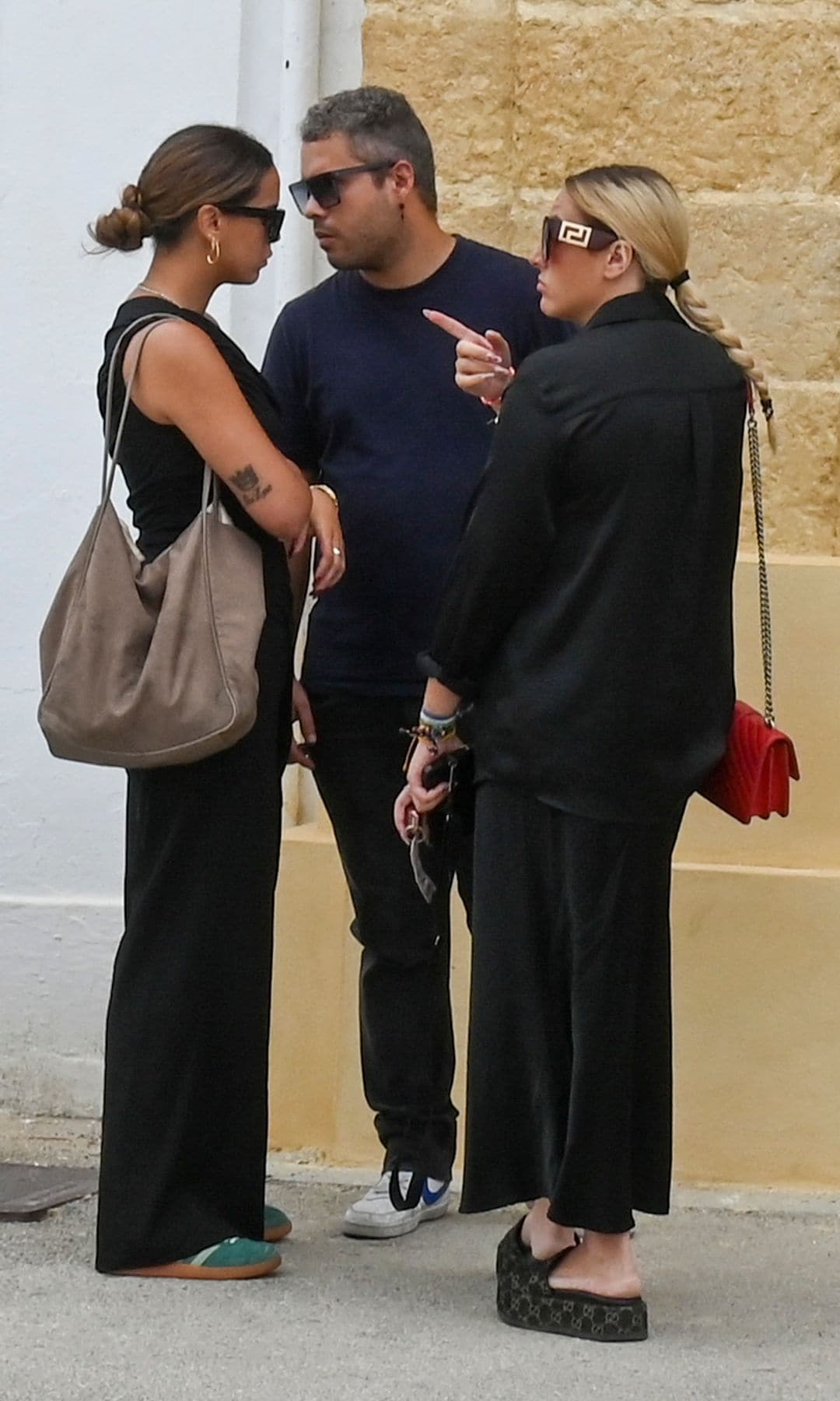 José Fernando, Rocío Flores y Gloria Camila en el entierro de Michu en Arcos de la Frontera, Cádiz. 10 de julio de 2025
