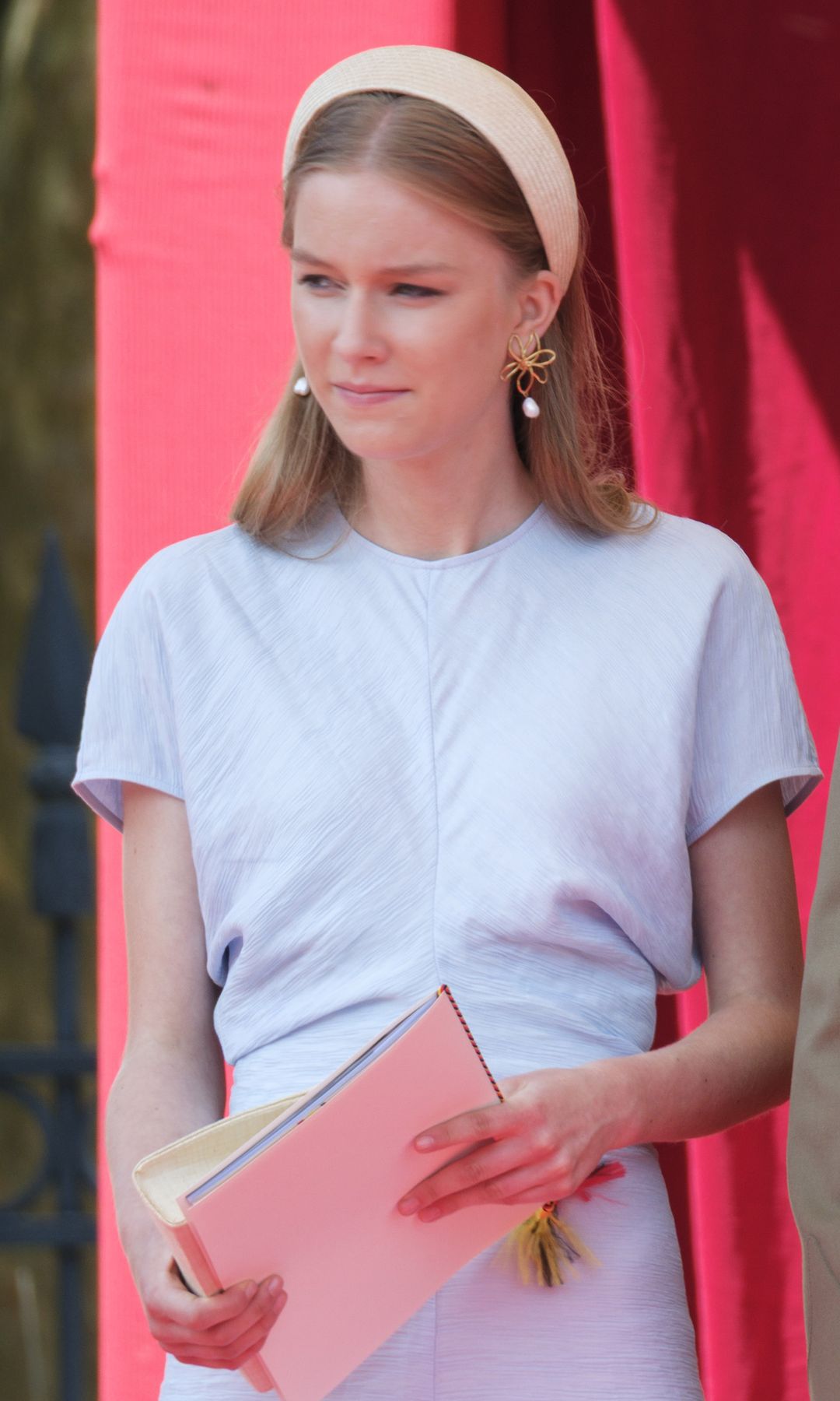Dos expertas analizan el éxito de los looks de Eléonore en el Día Nacional de Bélgica: "Triunfa porque son vestidos que todas queremos llevar"