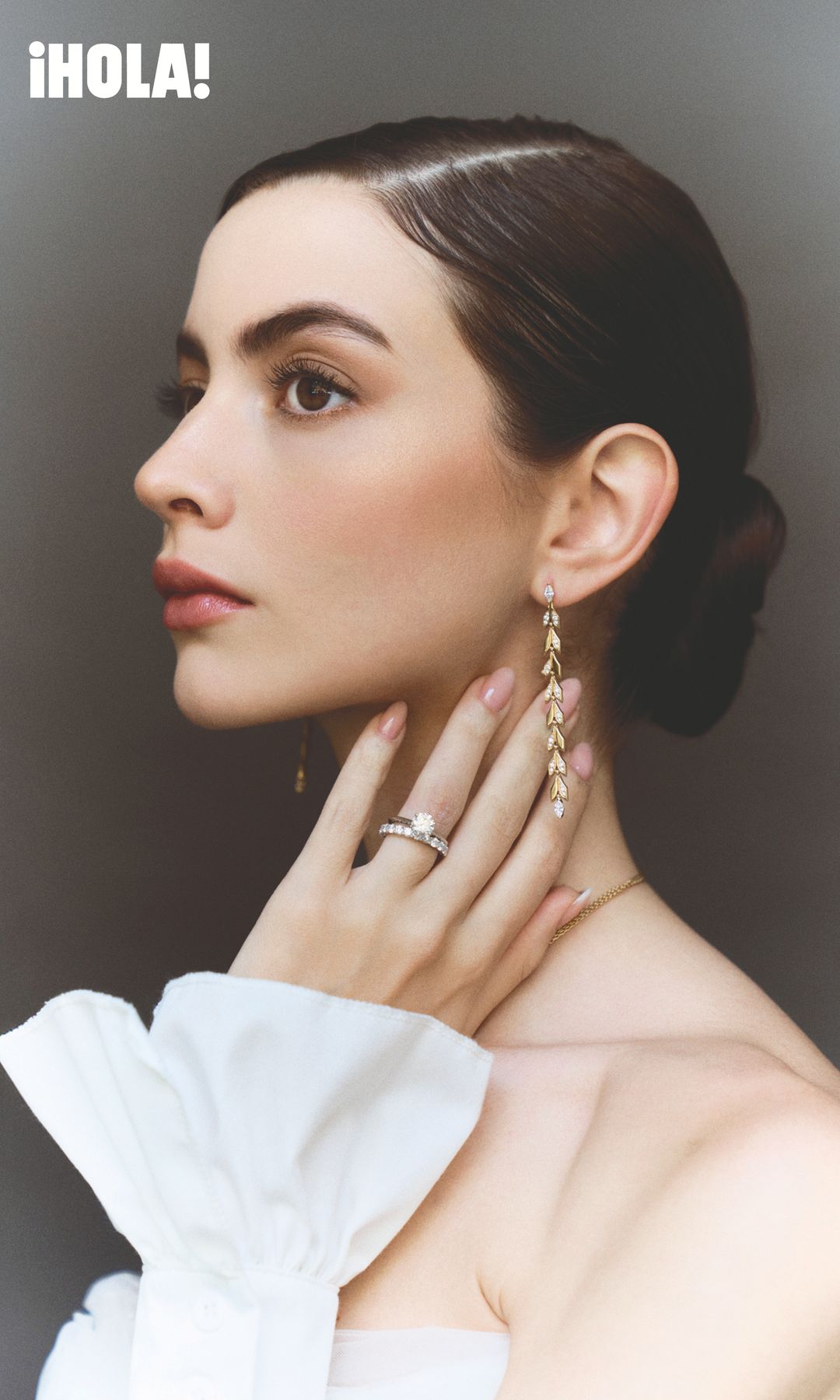 Nuestra novia luce deslumbrantes aretes de la colección Victoria y un anillo de compromiso Tiffany Novo® de Tiffany & Co.