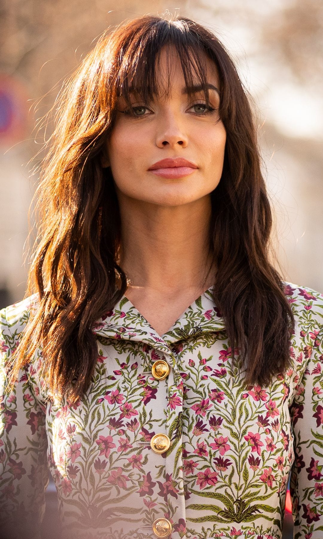 Mujer con cabello ondulado