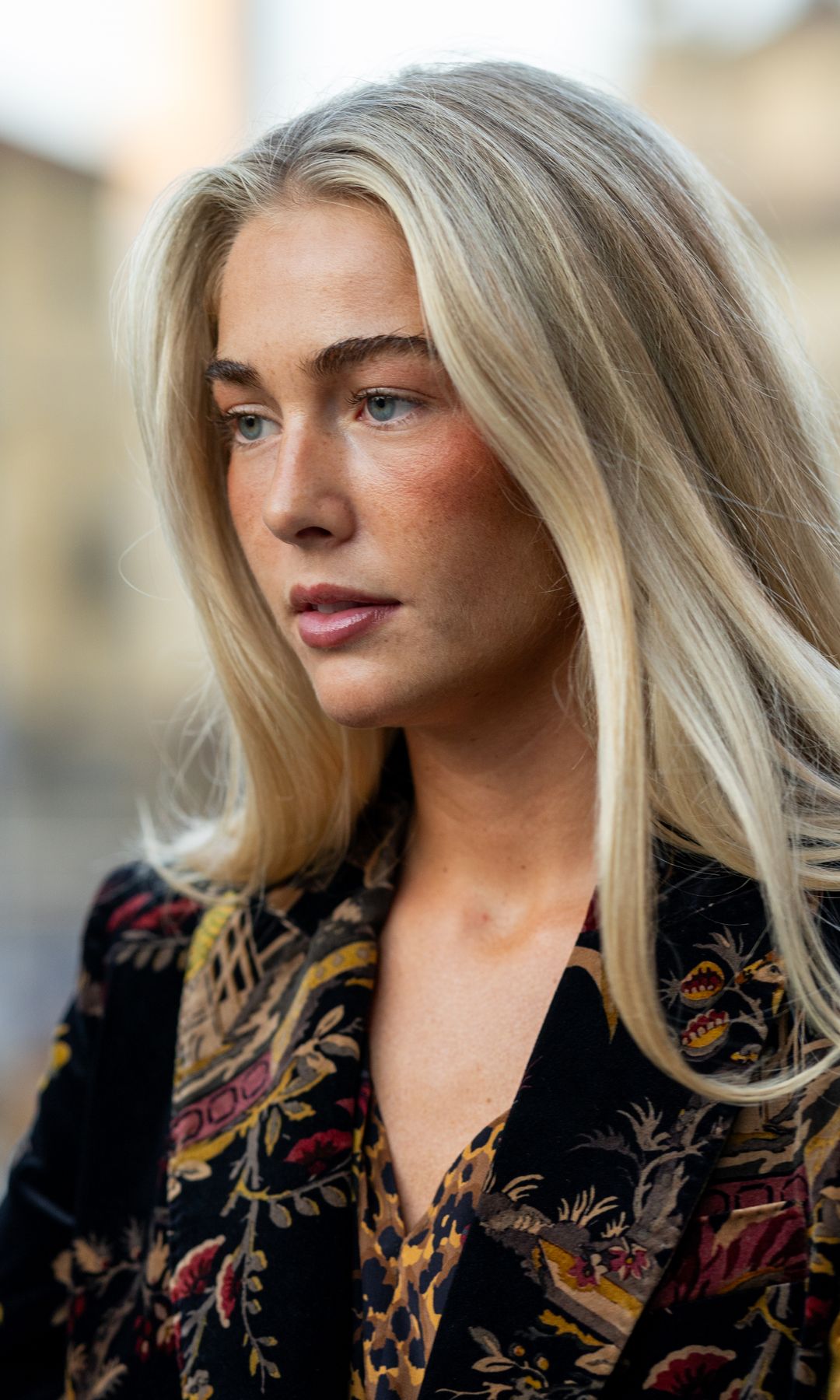 Mujer con cejas rectas y definidas