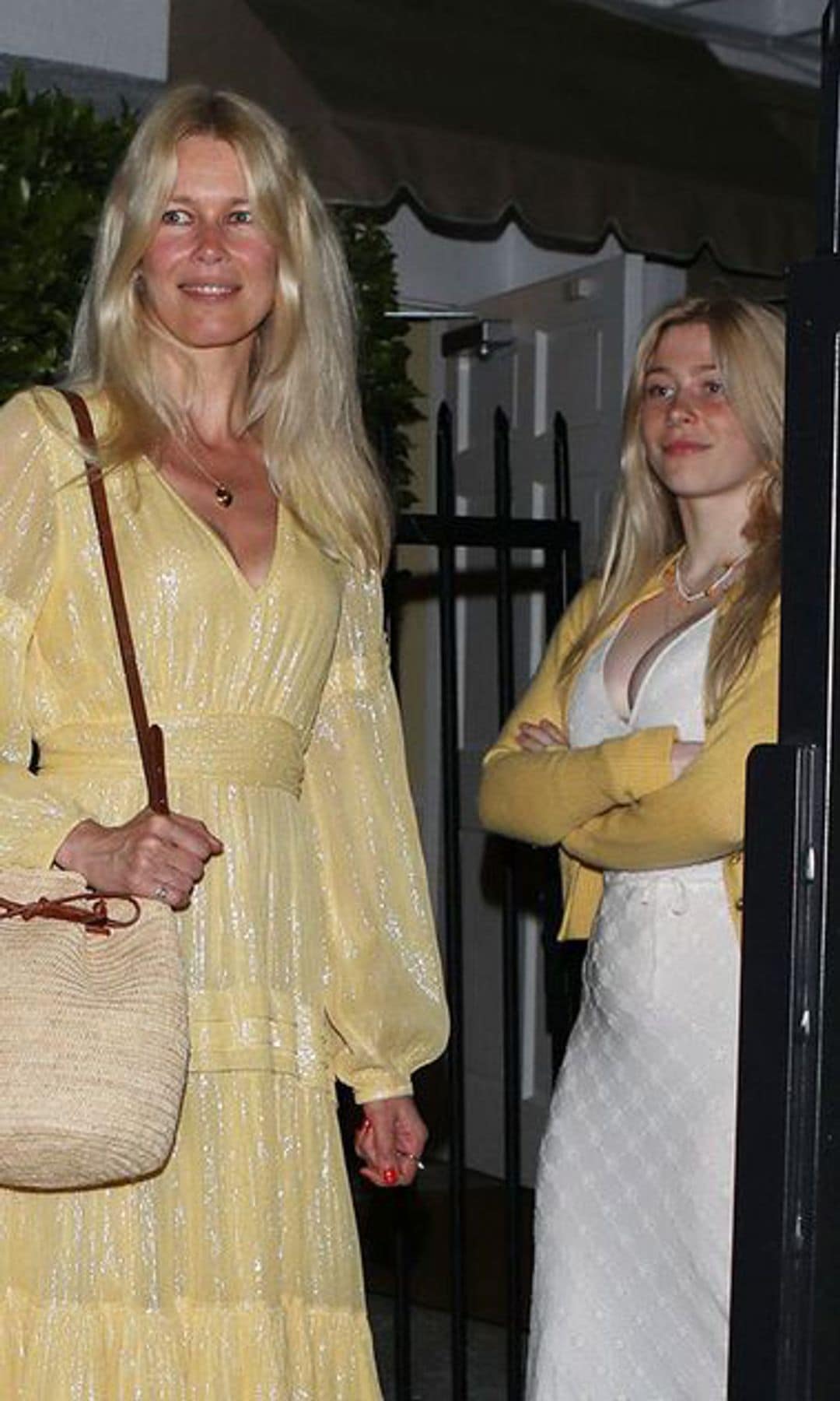Plano medio de Clementine Vaughn y Claudia Schiffer con looks amarillos