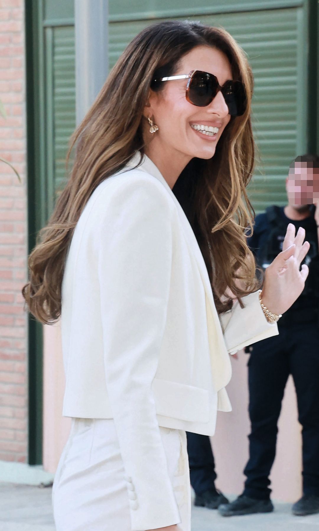 Con un conjunto de pantalón de tiro alto, en blanco roto