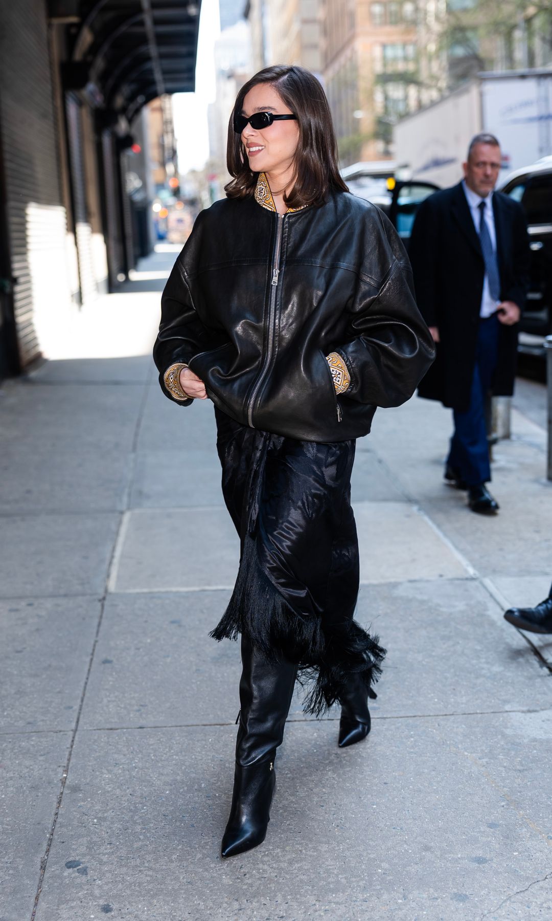 Hailee Steinfeld eligió un atuendo en total black lleno de estilo