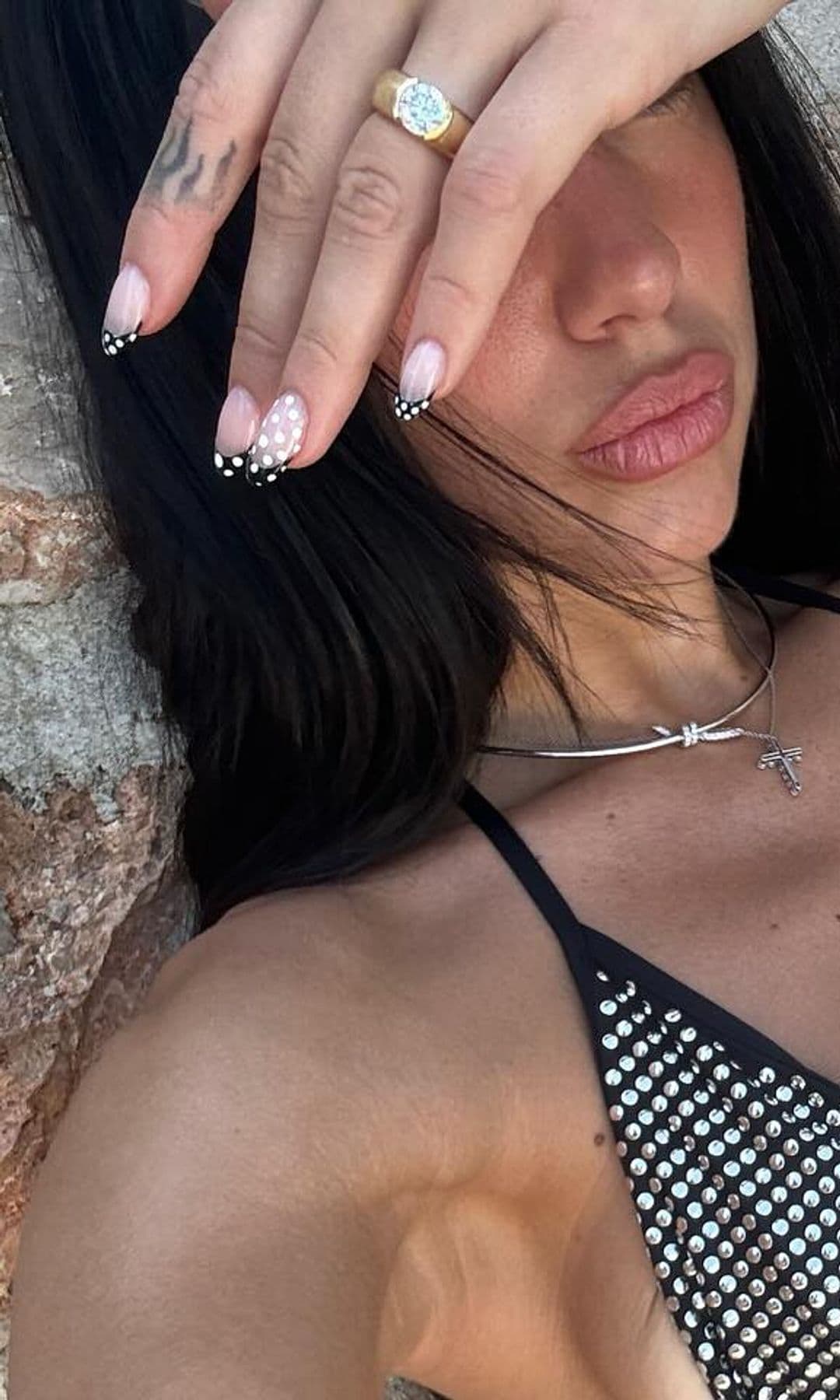 Manicura de lunares Dua Lipa