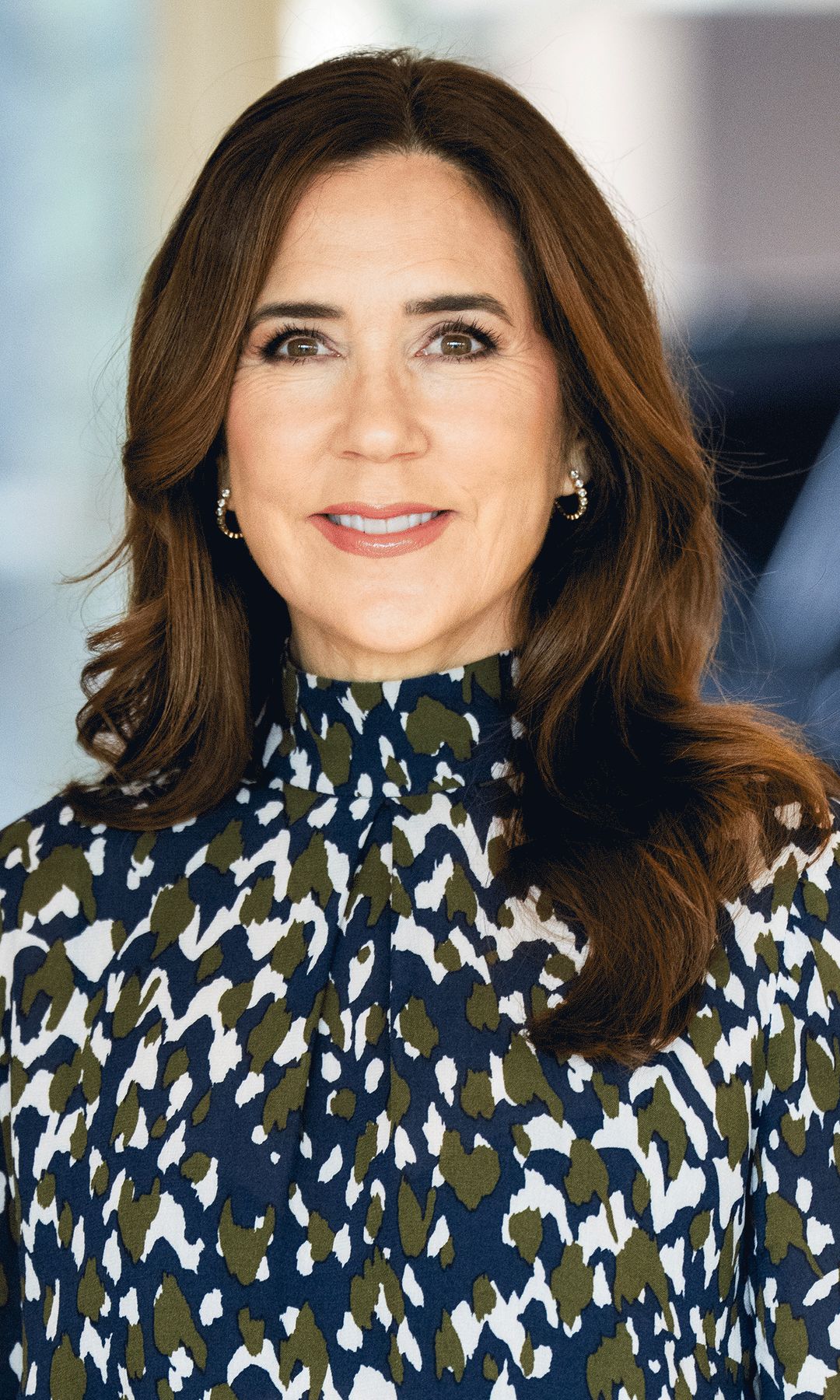 mary de dinamarca con blusa animal print