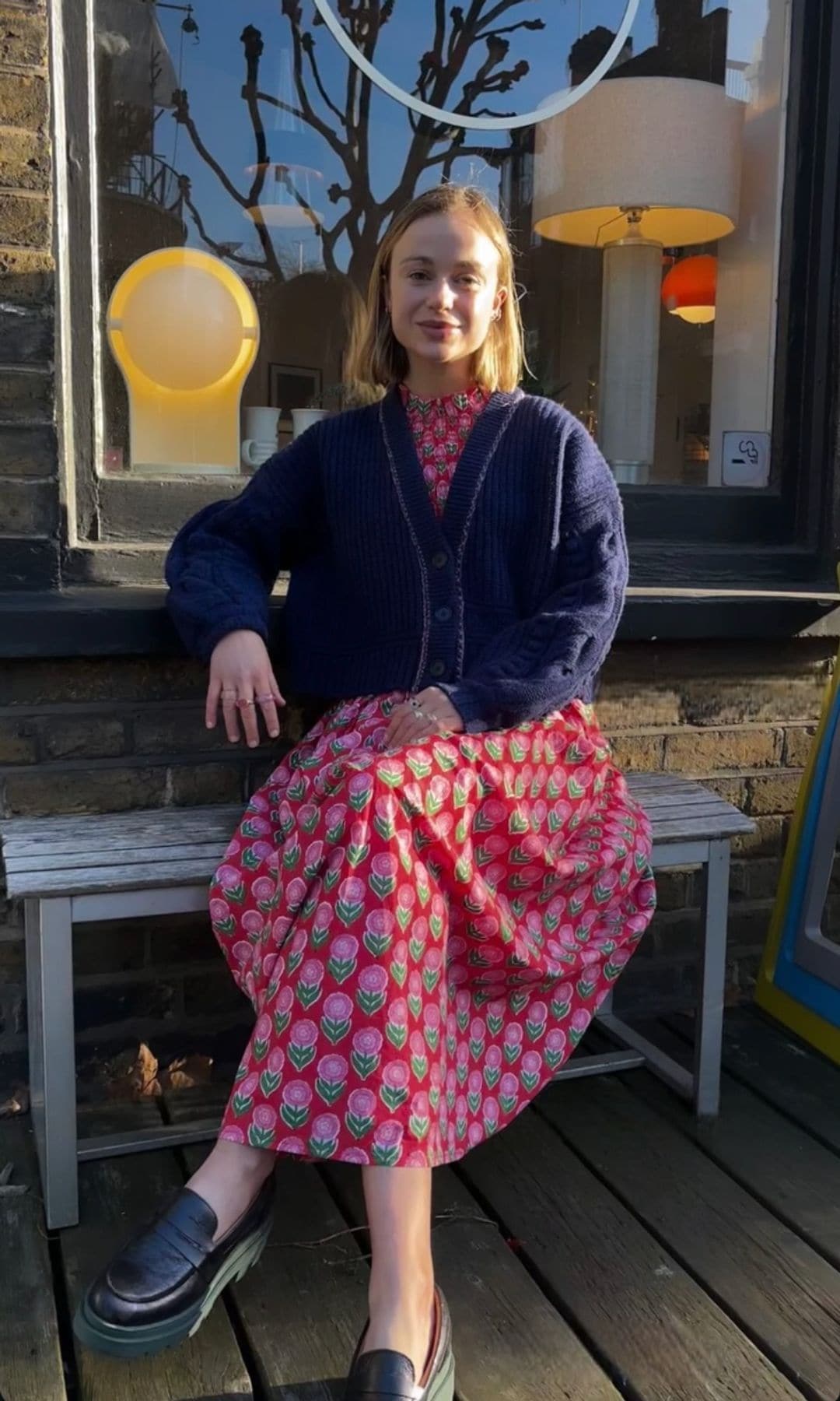 El look 'grannycore' de Lady Amelia Windsor para tomar café en Londres (con bolso de firma española)