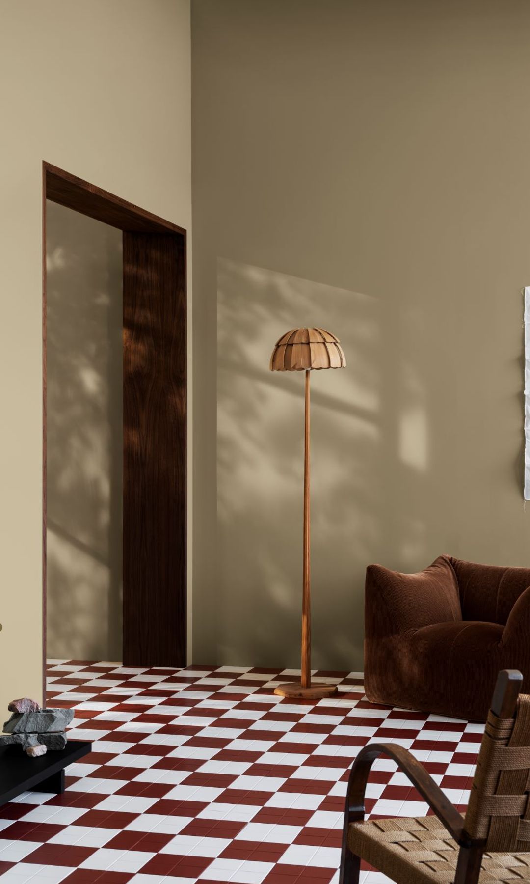 Salón con color tostado en paredes