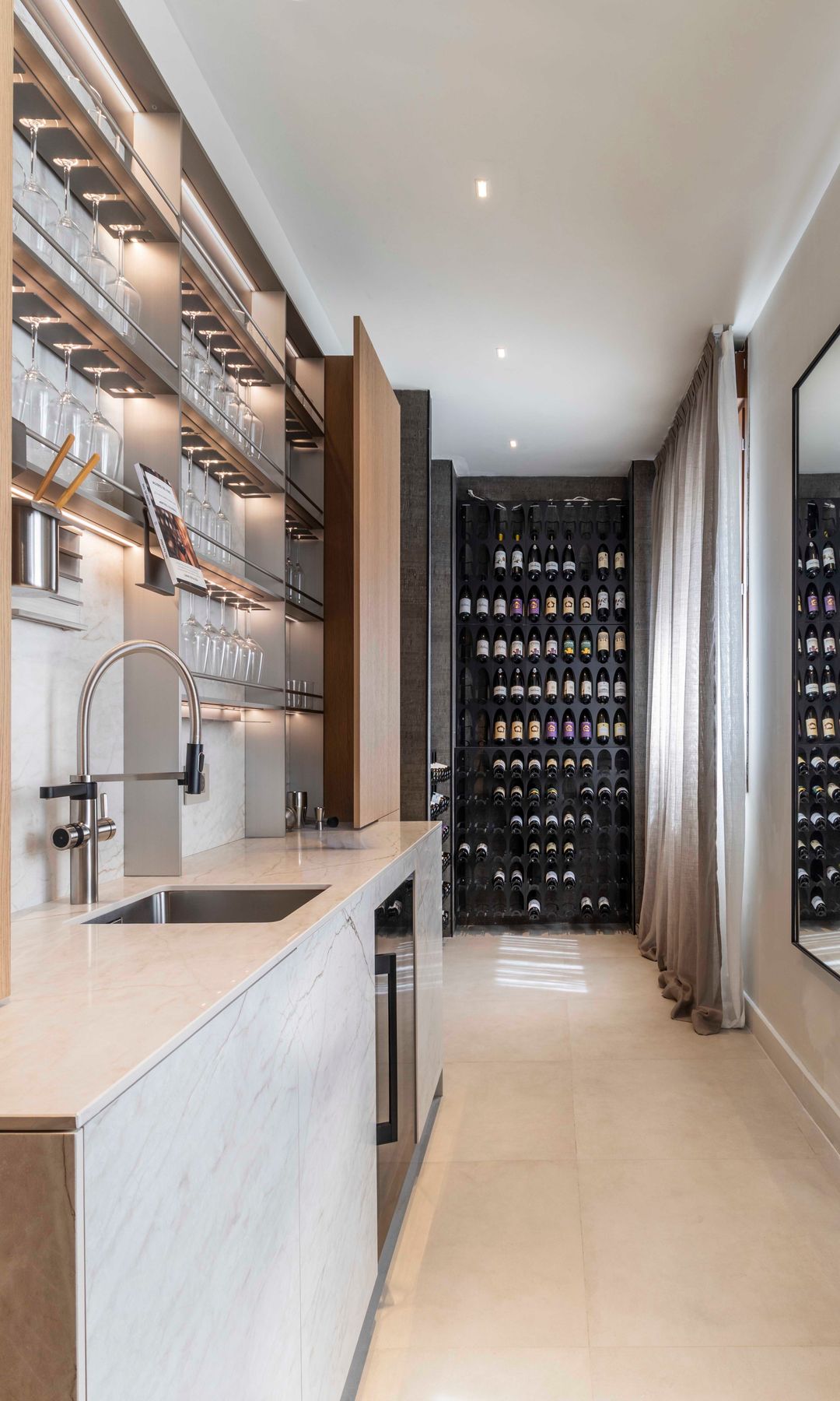 Bodega o vinoteca tras puertas ocultas