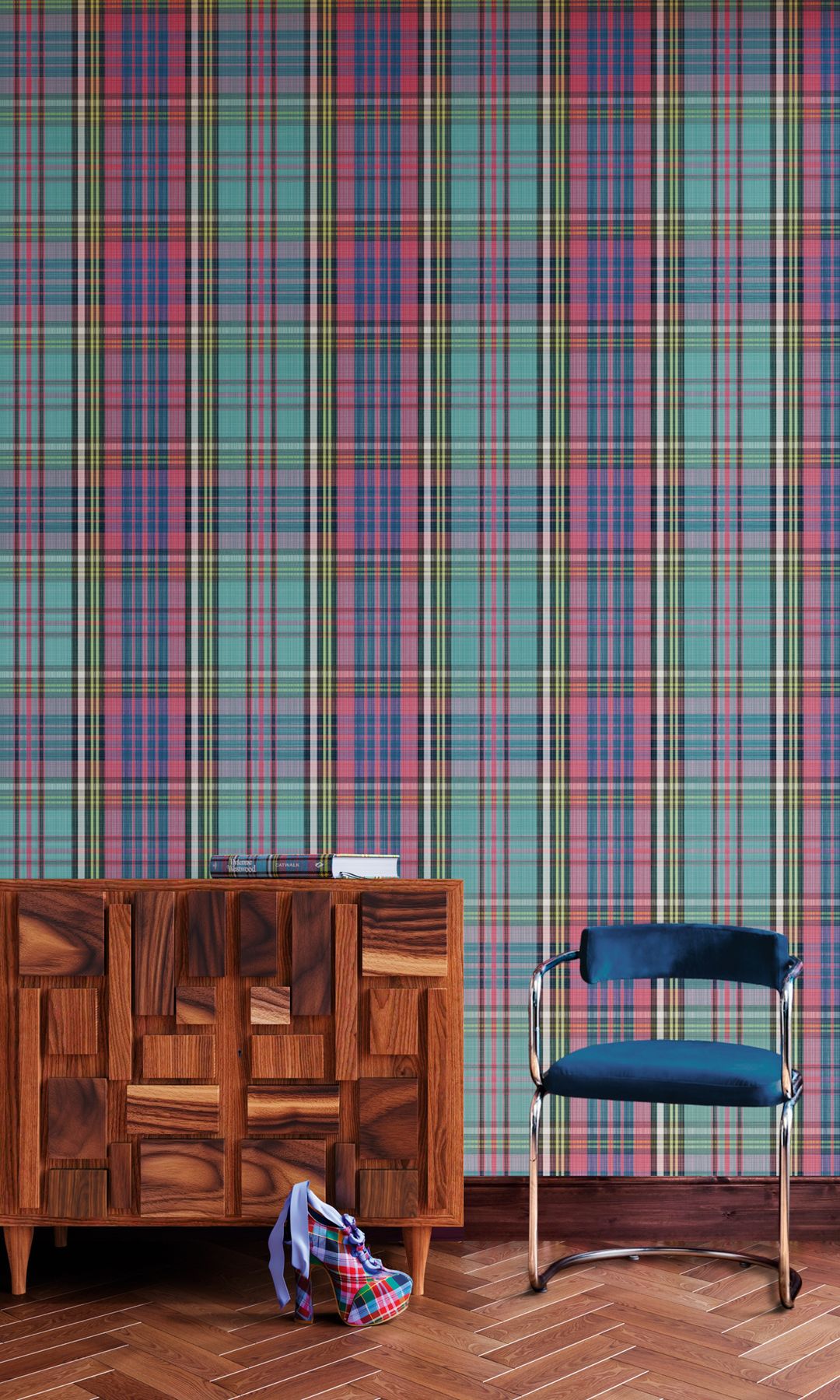 Rincón con papel pintado tartán, aparador de madera oscura, silla metálica tapizada en azul oscuro
