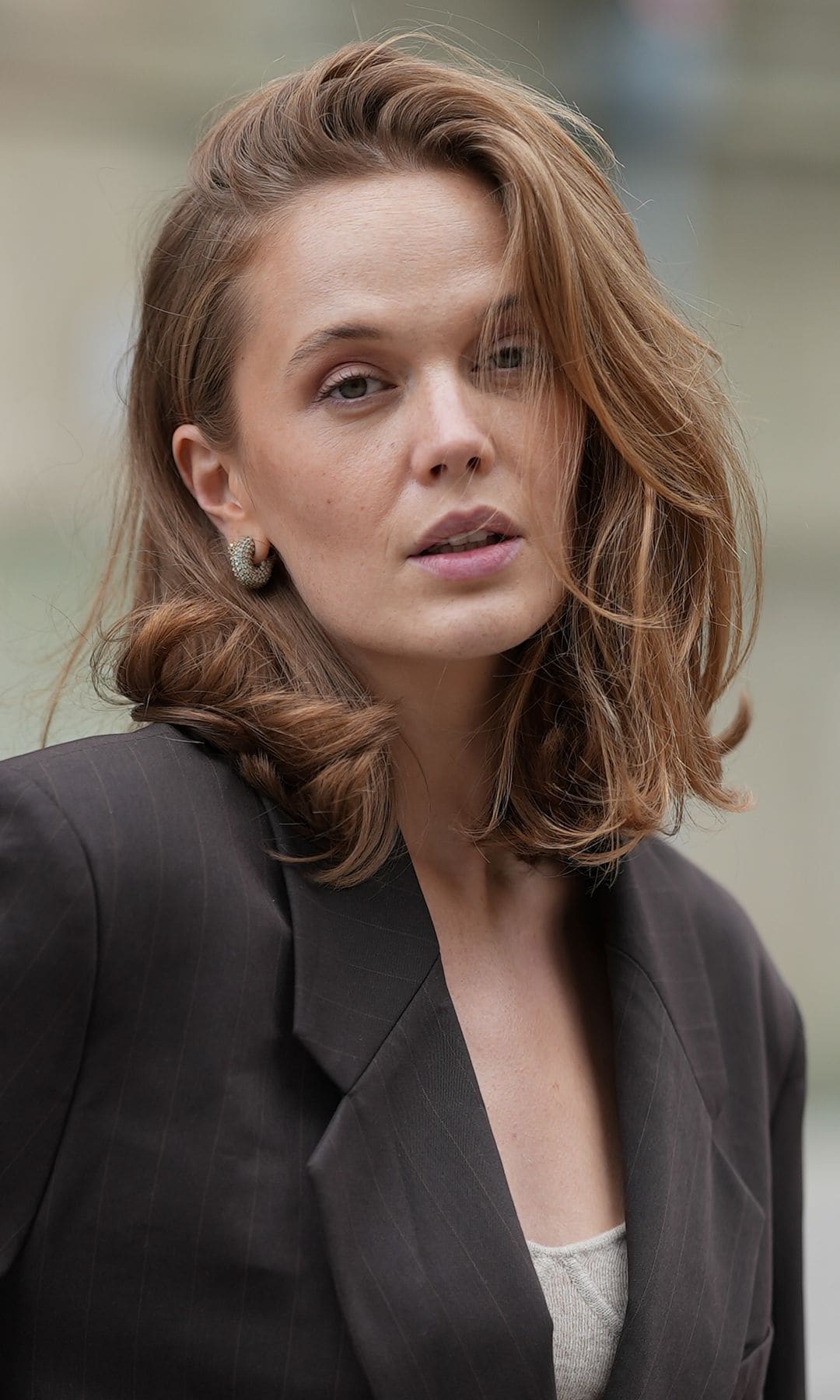 Mujer con cabello con volumen