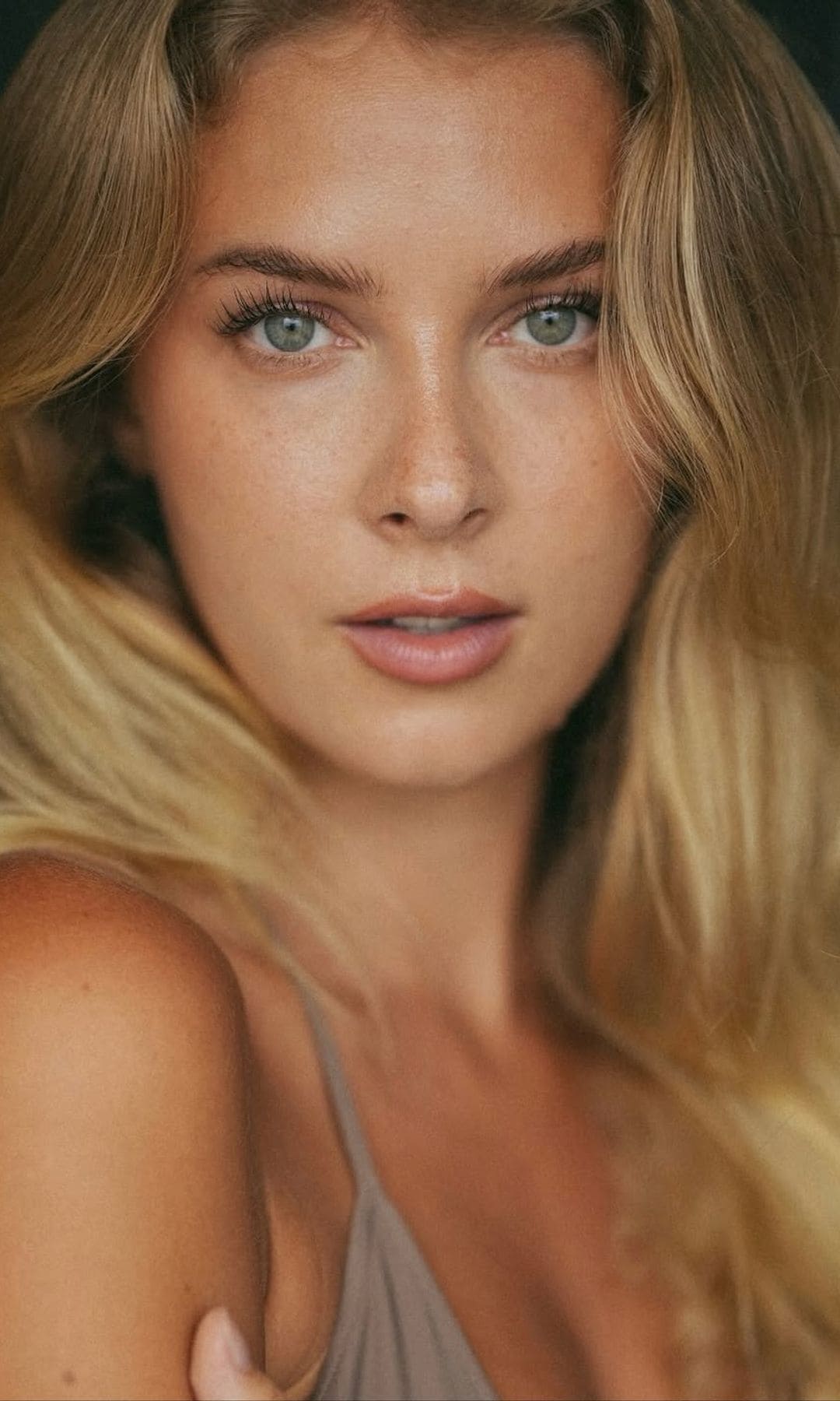 La piel luminosa y calmada en entornos urbanos es posible: la ectoína protege, hidrata y refuerza desde la primera aplicación