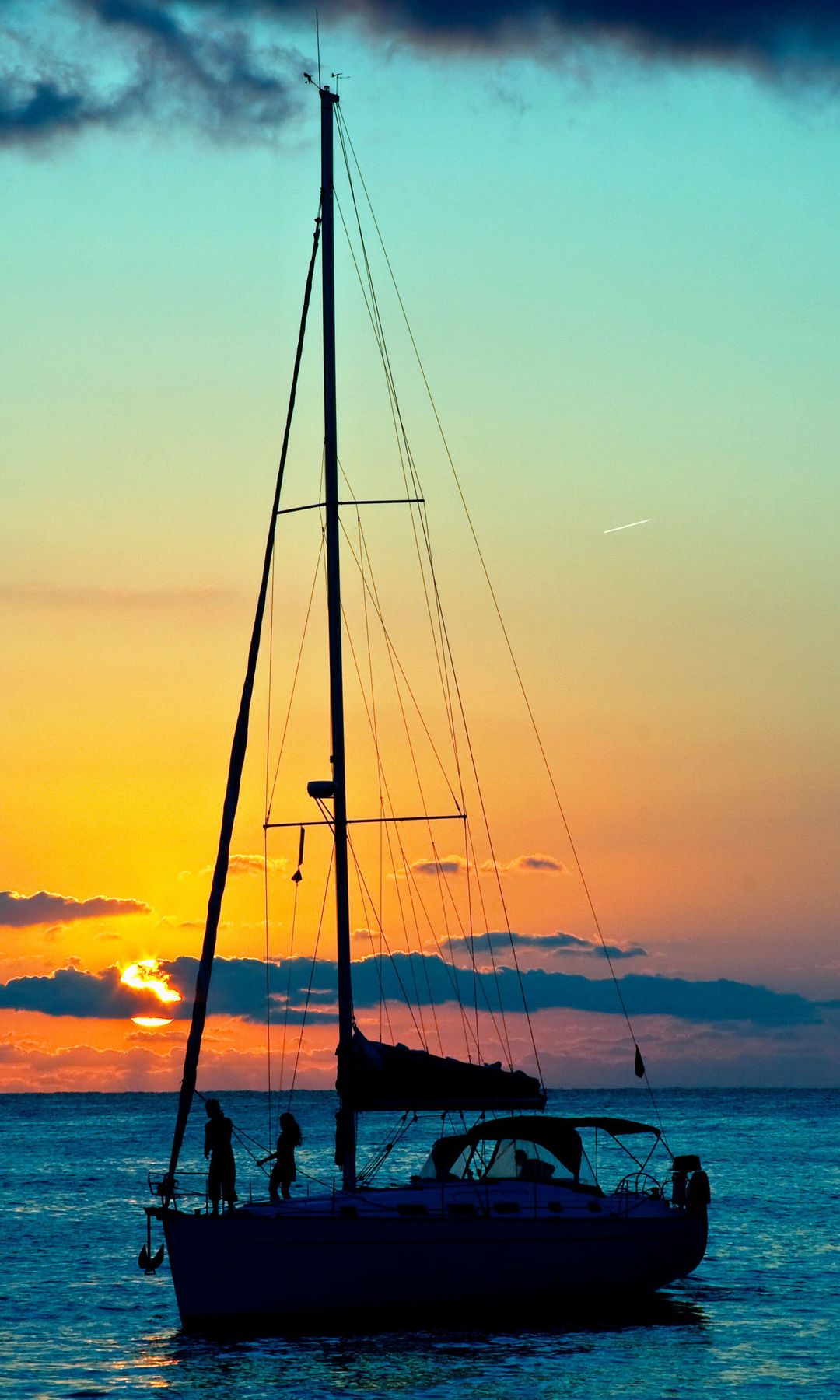 Atardecer en alta mar a bordo de un velero en Ibiza