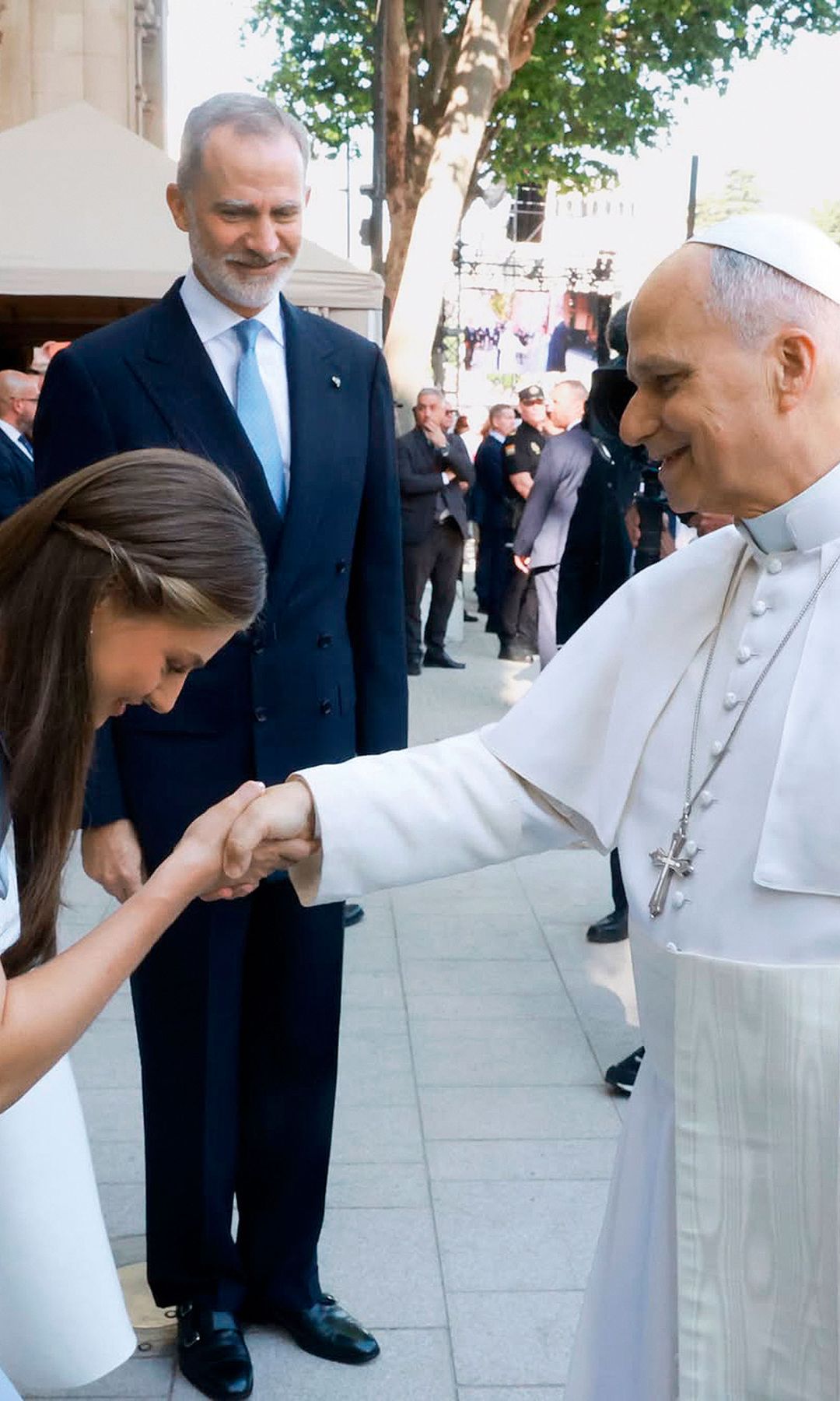 La princesa Leonor haciendo una reverencia al Papa