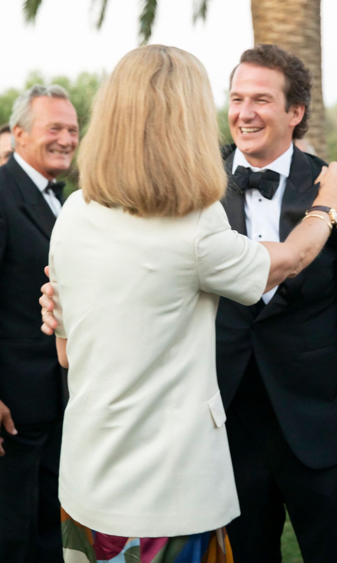 La infanta Elena saluda con cariño al novio