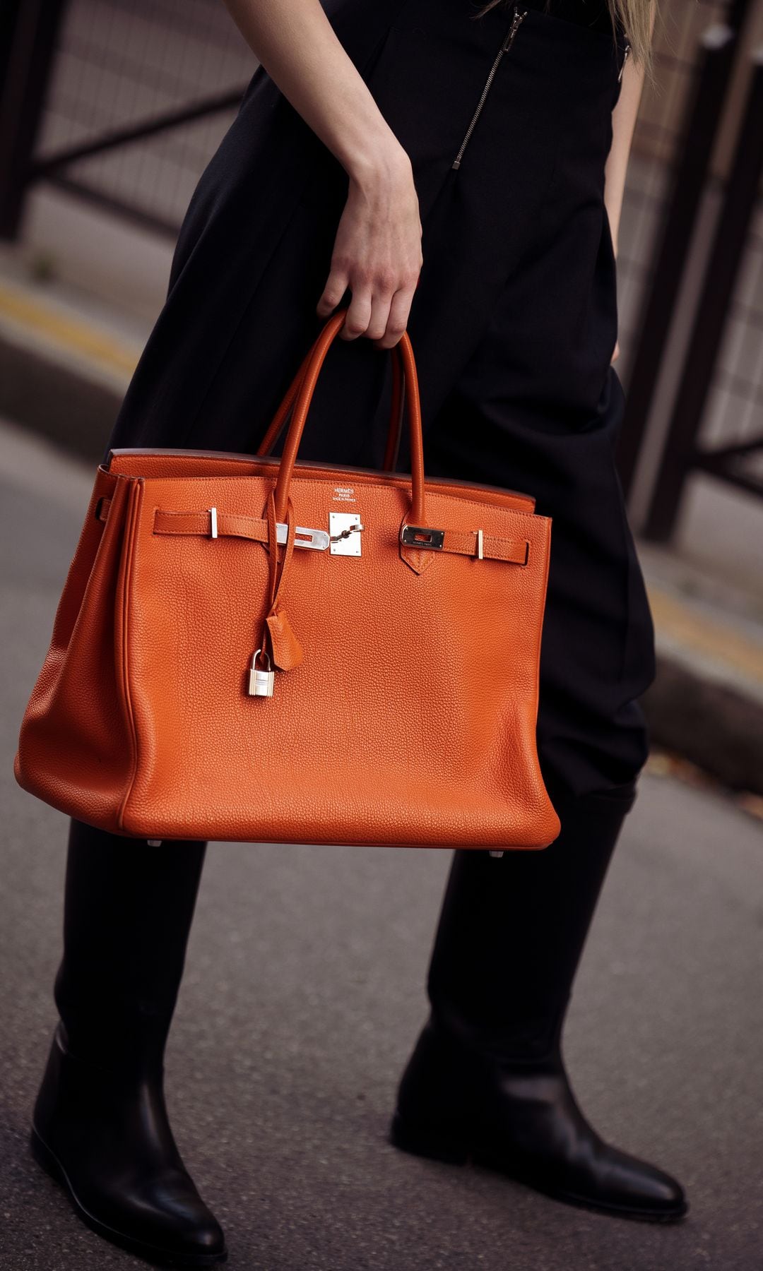 Acercamiento al bolso de Loreto Peralta en París