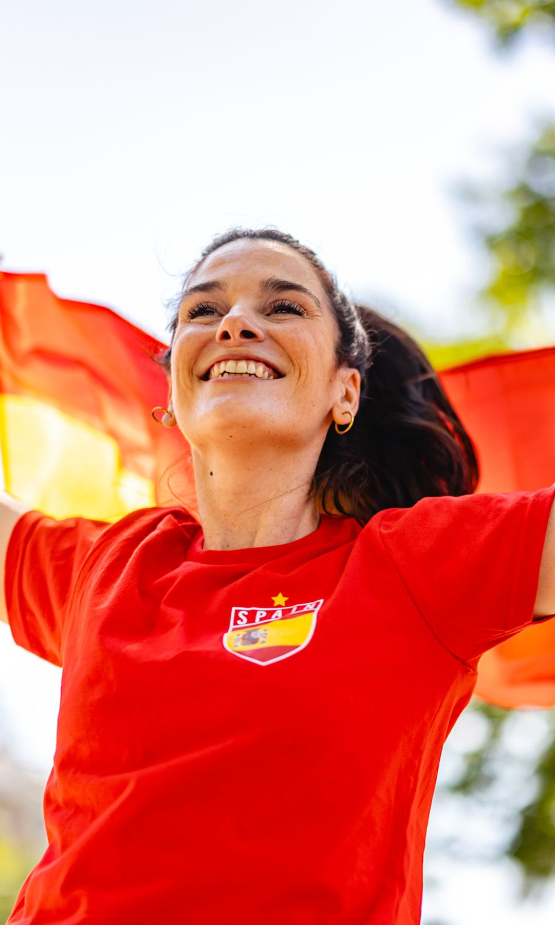 Mujer llevando la bandera de España celebrando la victoria