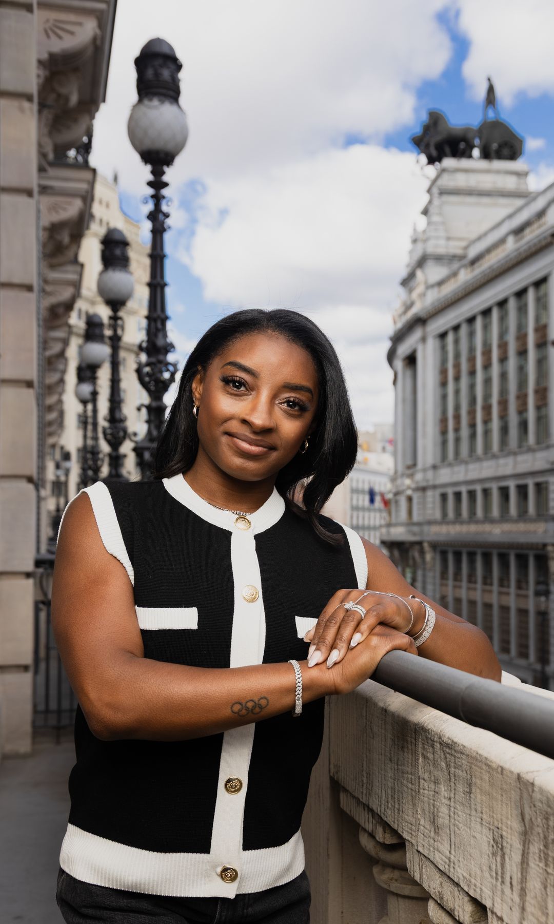 Simone Biles, apoyada en una terraza