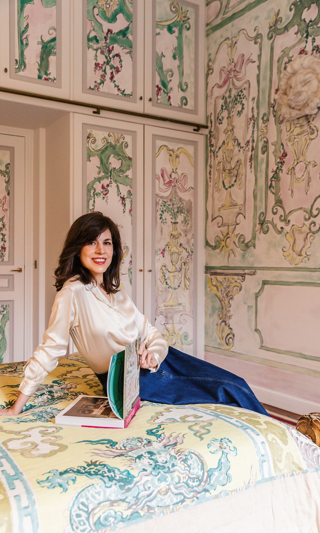 Vanessa en uno de los dormitorios. Arriba, una panorámica de la habitación con papel pintado Suite Ducale, escritorio de Pierre Le Tann y tela Tony Duquette. 