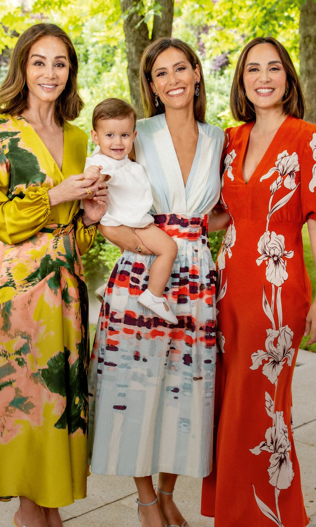 Isabel Preysler junto a Tamara y Ana y su nieto Martín, que se portó muy bien en su gran día