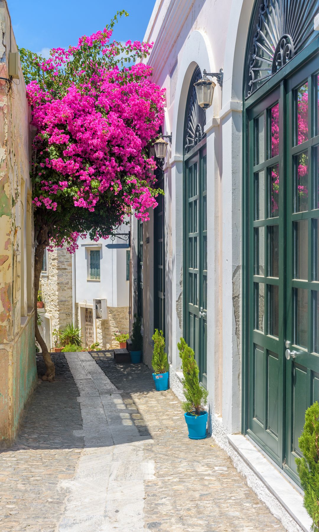 Calle tradicional en la isla griega de Syros, una de las Cícladas más desonocidas