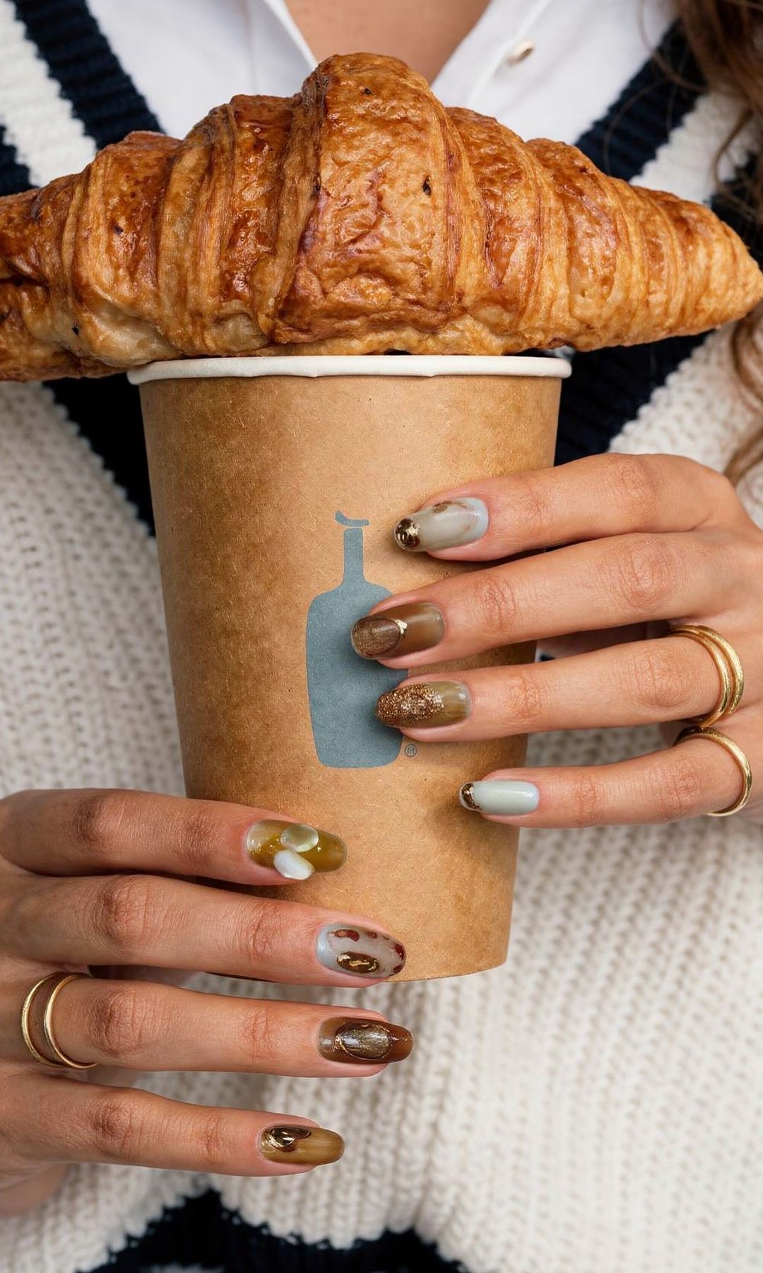Manicura en marrón con con dorado y azul