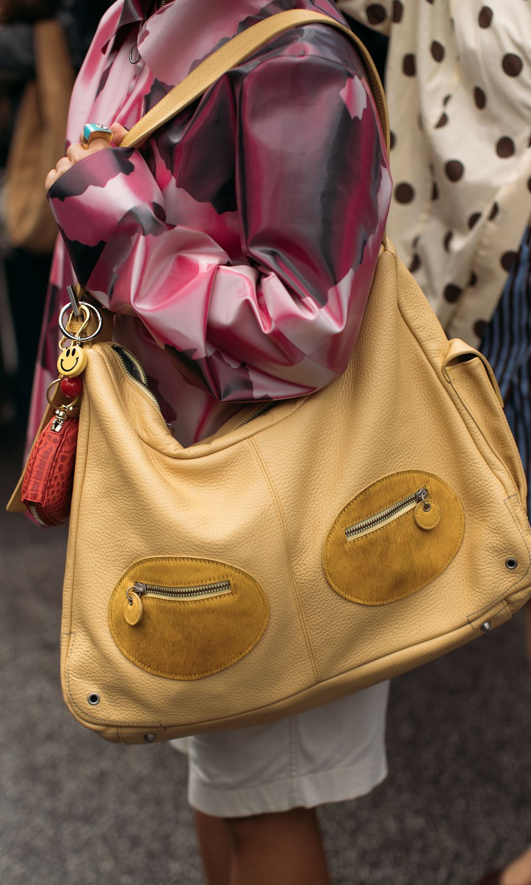 Look de street style con bolso amarillo