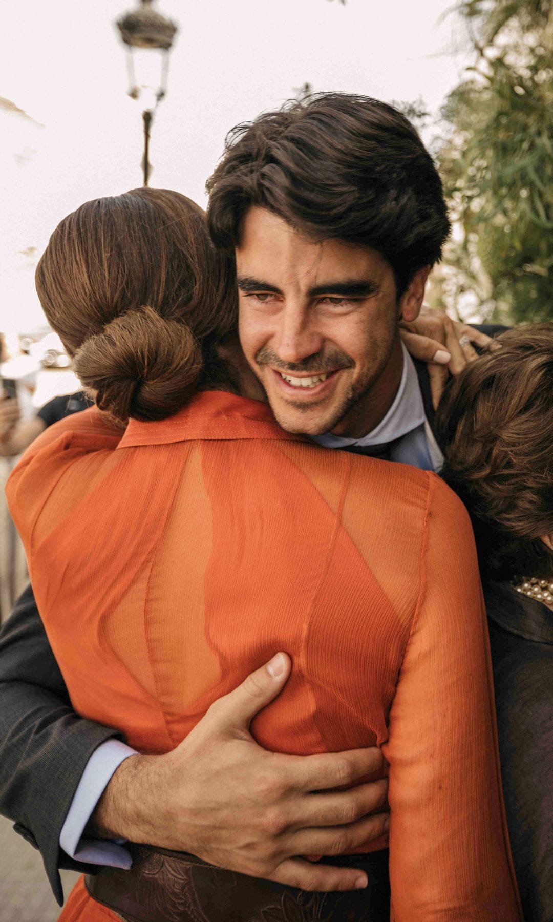Raquel felicitando a Vicente, oficialmente su yerno