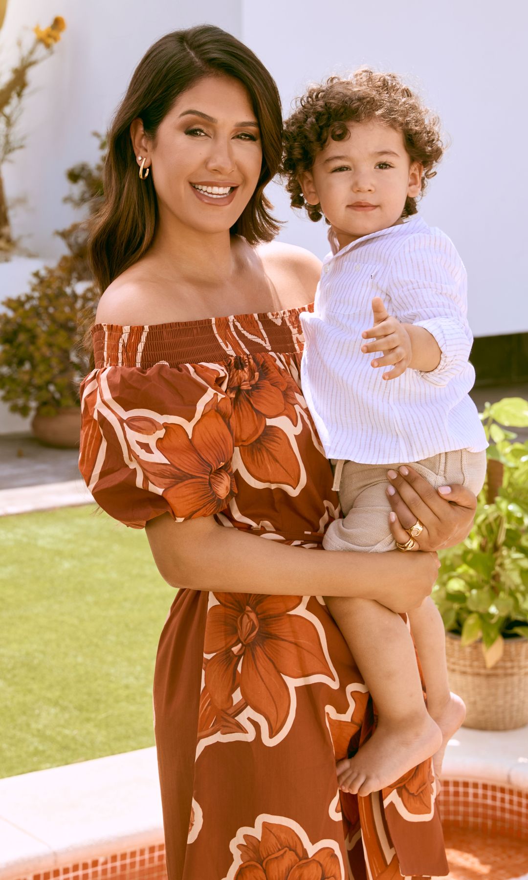 Gabriela Guillén con su hijo David en brazos