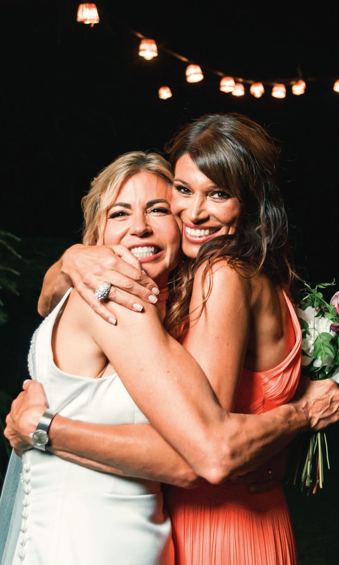 El abrazo entre la novia y Sonia Ferrer