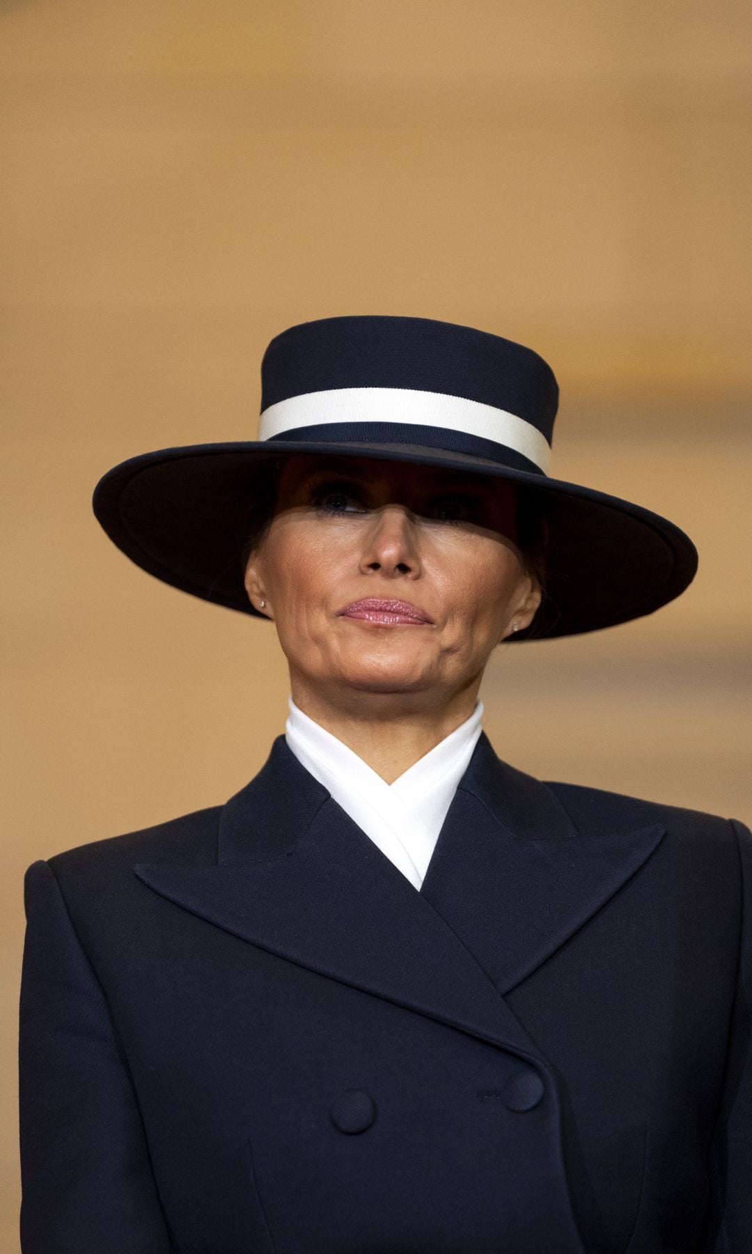 Recordamos el polémico look de Melania Trump en la toma de posesión de su marido como presidente de EEUU hace 1 año