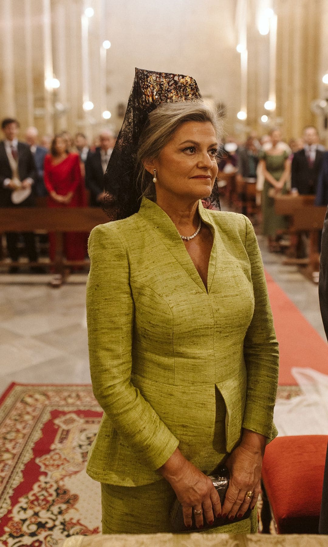 Madrina de boda con gargantilla, mantilla y perlas