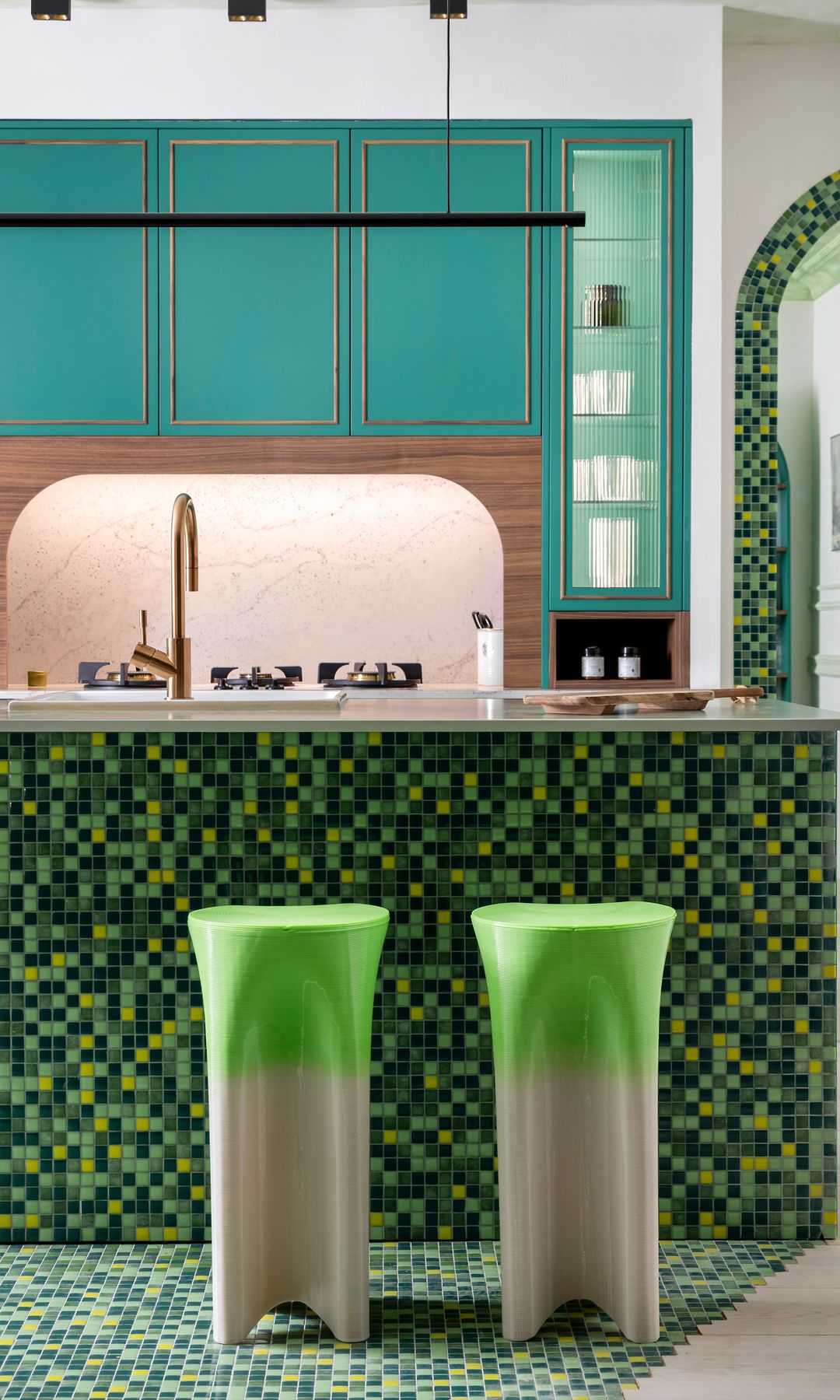 Cocina con isla revestida con mosaico