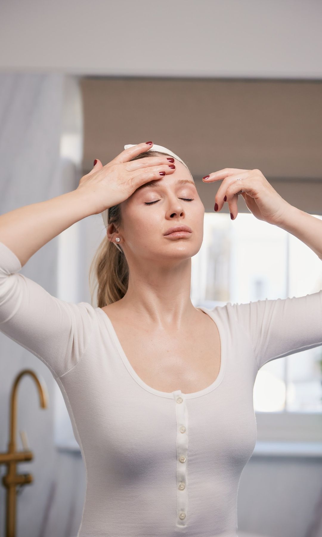 Melanie Grant haciéndose su rutina de skincare