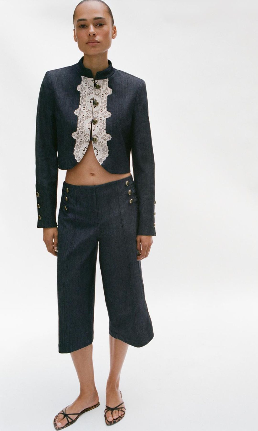 CROPPED LACE-DETAIL JACKET
49.95 EUR