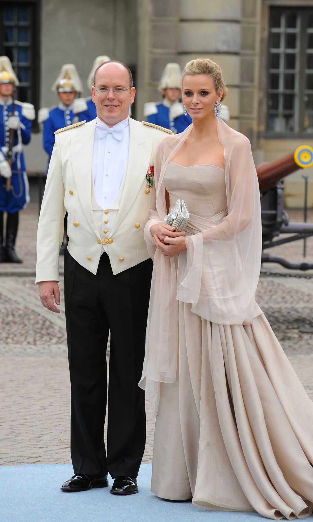 De Charlene de Mónaco a la reina Letizia: los looks de Giorgio Armani, que hubiera cumplido 92 años, con los que reinas y princesas hicieron historia